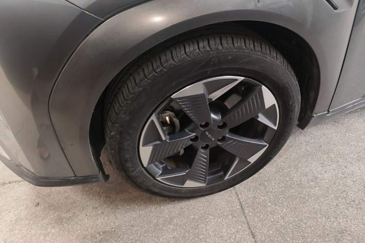 Used AION Y 2022 70 Intelligent Driving Version Lithium Iron Phosphate Left Front Wheel Hub