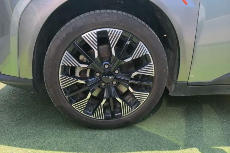 Used AION Y 2022 70 Intelligent Driving Version Lithium Iron Phosphate Left Front Wheel Hub