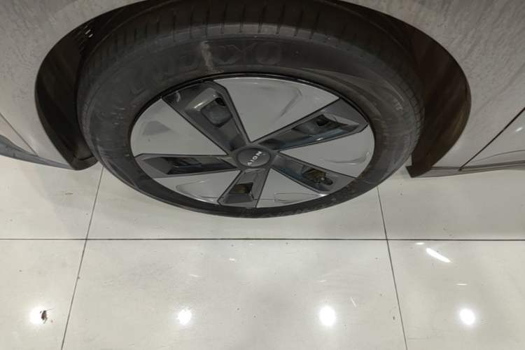 Used AION Y 2022 Plus 70 Enjoy Edition Left Front Wheel Hub