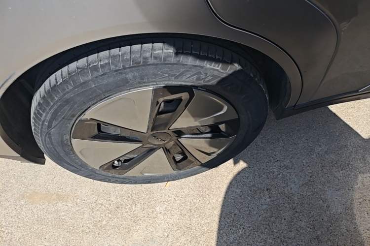 Used AION Y 2022 Plus 70 Enjoy Edition Right Rear Wheel Hub