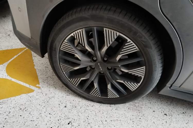 Used AION Y 2022 80 Intelligent Driving Version Right Rear Wheel Hub