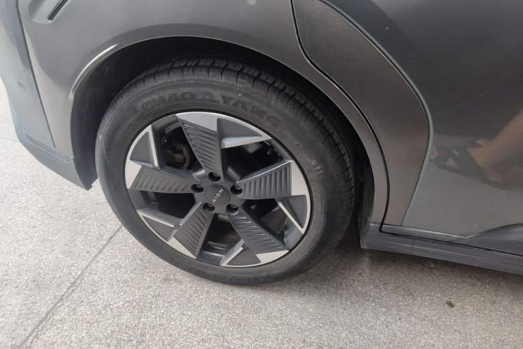 Used AION Y 2022 70 Intelligent Driving Version Lithium Iron Phosphate Right Rear Wheel Hub