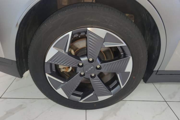 Used AION Y 2022 70 Intelligent Edition Lithium Iron Phosphate Right Rear Wheel Hub
