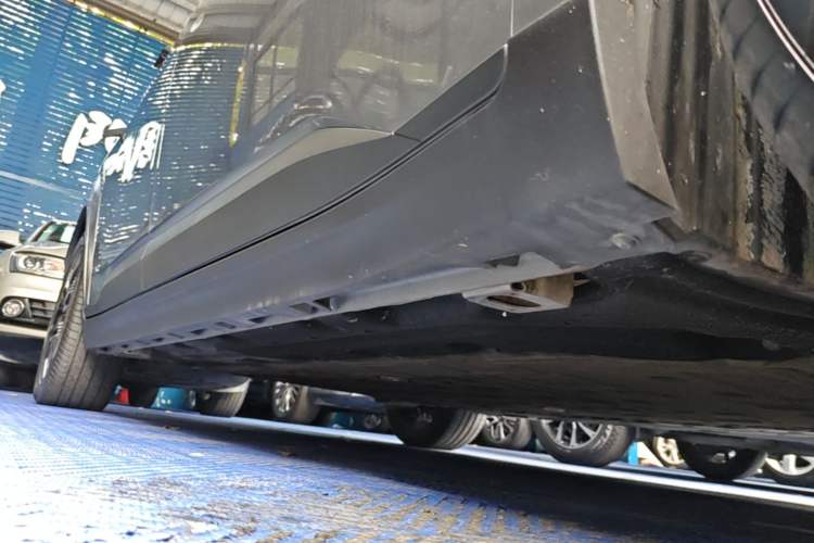 Used AION Y 2022 70 Tech Edition Lithium Iron Phosphate Right Side Sill