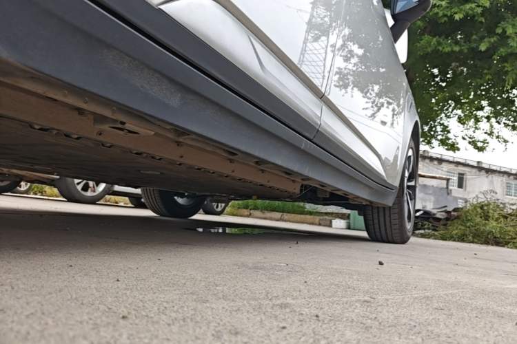 Used AION Y 2022 Plus 70 Smart Edition Right Side Sill