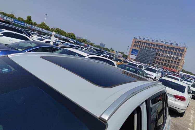Used AION Y 2022 Plus 70 Smart Edition Roof