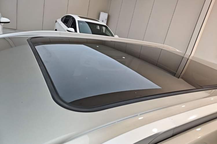 Used AION Y 2022 Plus 70 Smart Edition Roof