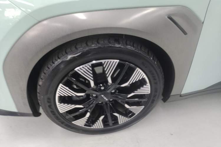 Used AION Y 2022 70 Tech Edition Lithium Iron Phosphate Exterior 4