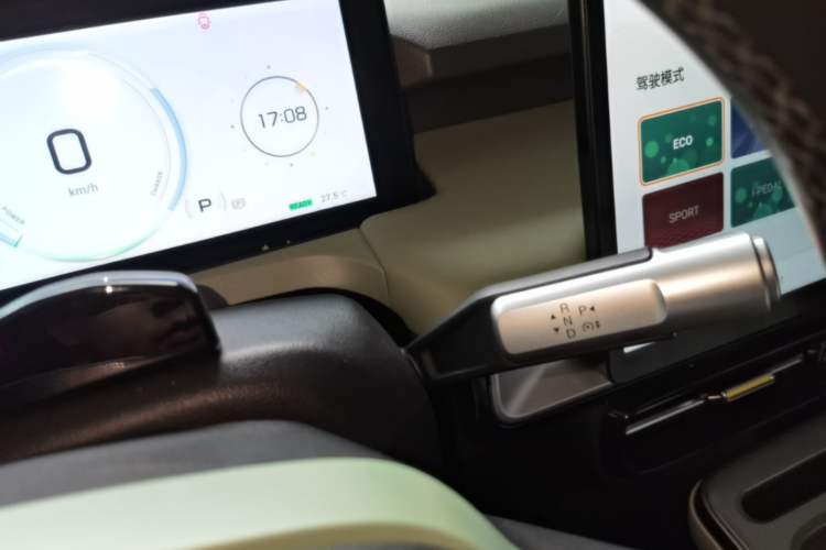 Used AION Y 2022 Plus 70 Tech Edition Gear Lever