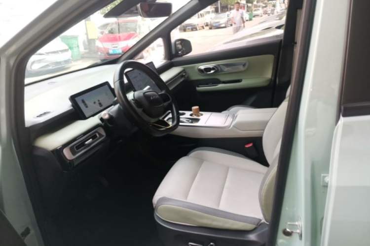 Used AION Y 2022 Plus 70 Tech Edition Left Front Seat