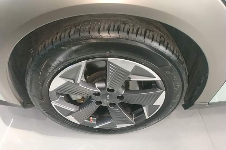 Used AION Y 2022 70 Intelligent Edition Lithium Iron Phosphate Left Front Wheel Hub