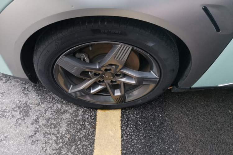 Used AION Y 2022 Plus 70 Tech Edition Left Front Wheel Hub