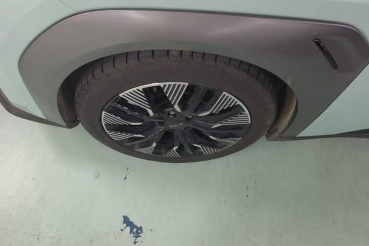 Used AION Y 2022 70 Tech Edition Lithium Iron Phosphate Left Front Wheel Hub