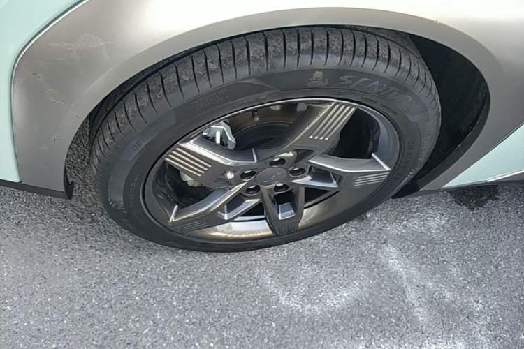 Used AION Y 2022 Plus 70 Tech Edition Left Front Wheel Hub