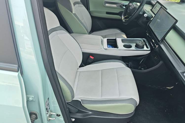 Used AION Y 2022 Plus 70 Smart Edition Right Front Seat