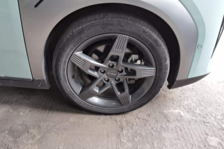 Used AION Y 2022 Plus 70 Tech Edition Right Front Wheel Hub