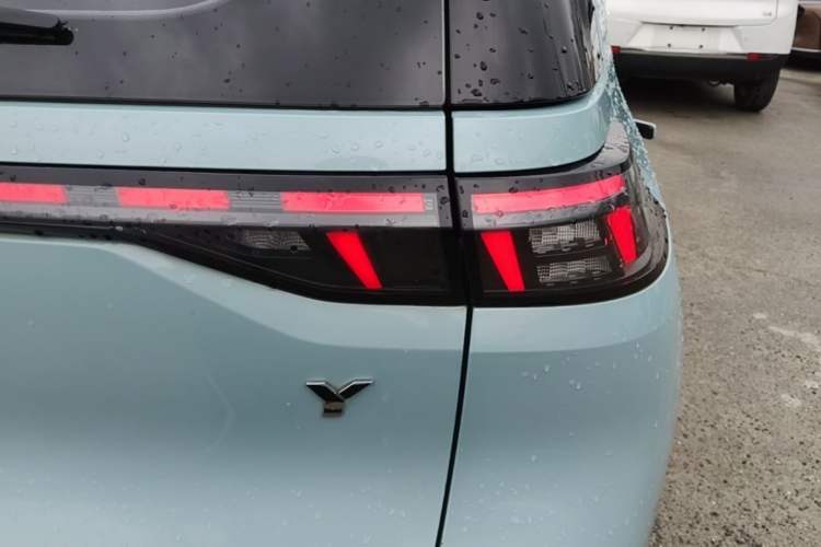 Used AION Y 2022 70 Tech Edition Lithium Iron Phosphate Right Rear Taillight
