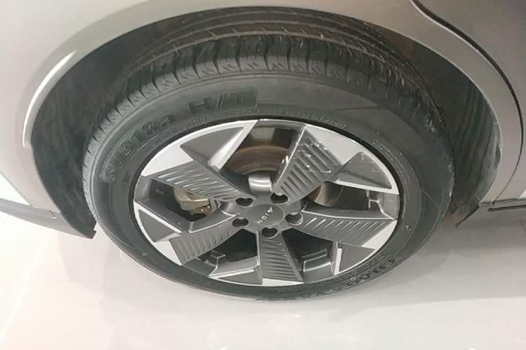 Used AION Y 2022 70 Intelligent Edition Lithium Iron Phosphate Right Rear Wheel Hub