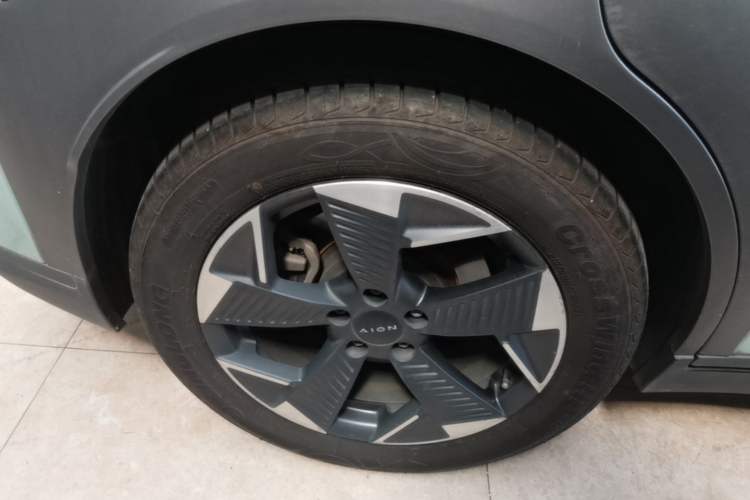 Used AION Y 2022 70 Intelligent Edition Lithium Iron Phosphate Right Rear Wheel Hub