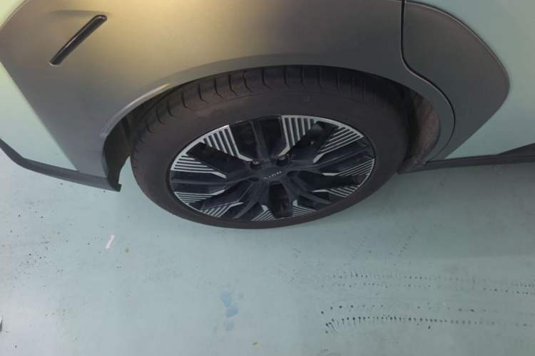 Used AION Y 2022 70 Tech Edition Lithium Iron Phosphate Right Rear Wheel Hub