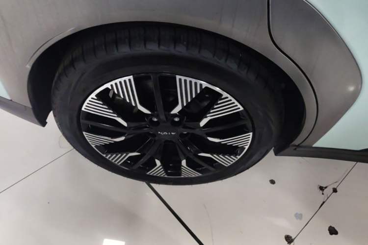 Used AION Y 2022 80 Intelligent Driving Version Right Rear Wheel Hub