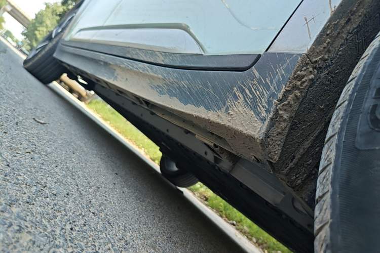 Used AION Y 2022 Plus 70 Smart Edition Right Side Sill