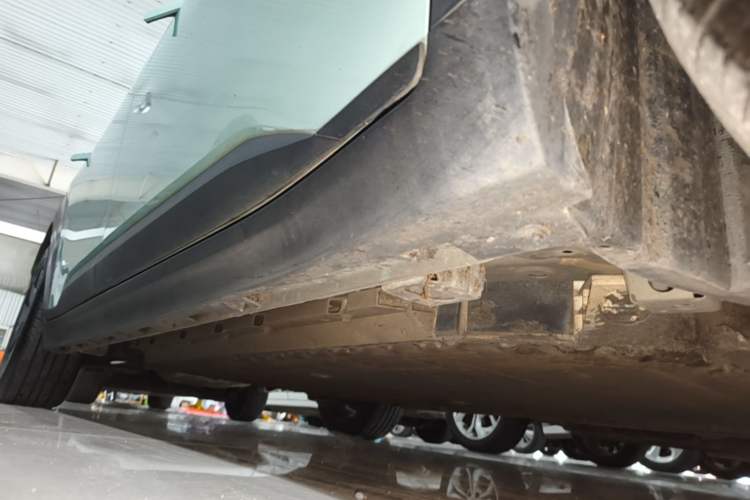 Used AION Y 2022 70 Intelligent Edition Lithium Iron Phosphate Right Side Sill