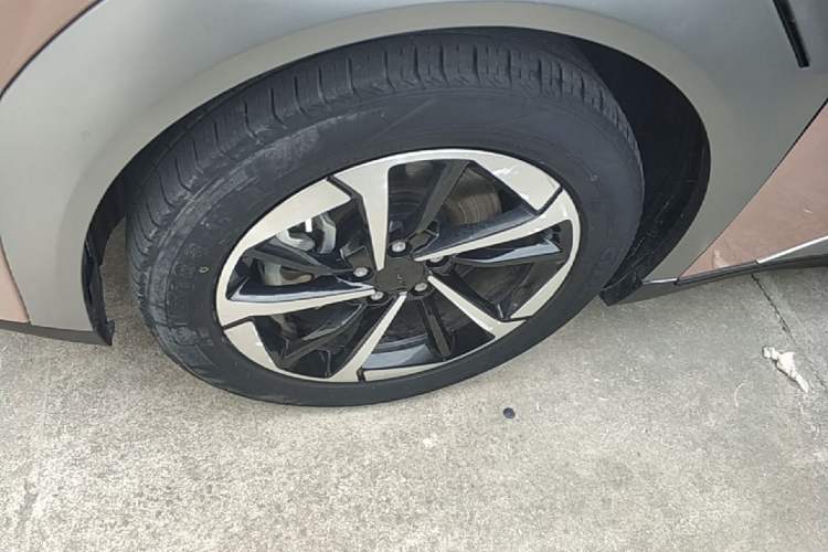 Used AION Y 2022 Plus 70 Smart Edition Left Front Wheel Hub