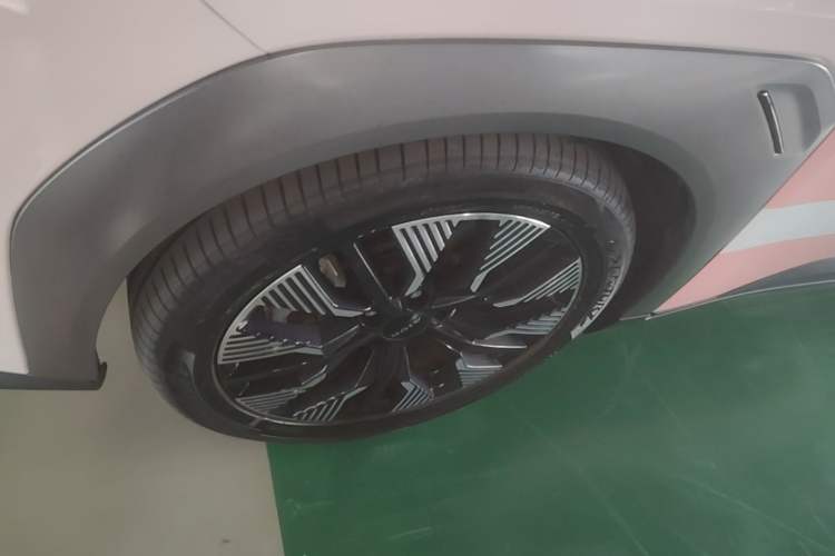 Used AION Y 2022 70 Tech Edition Lithium Iron Phosphate Left Front Wheel Hub