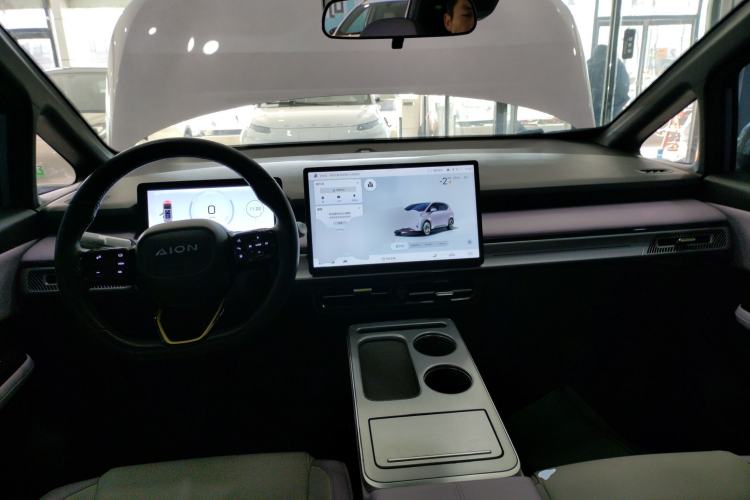 Used AION Y 2022 Plus 70 Smart Edition Center Console