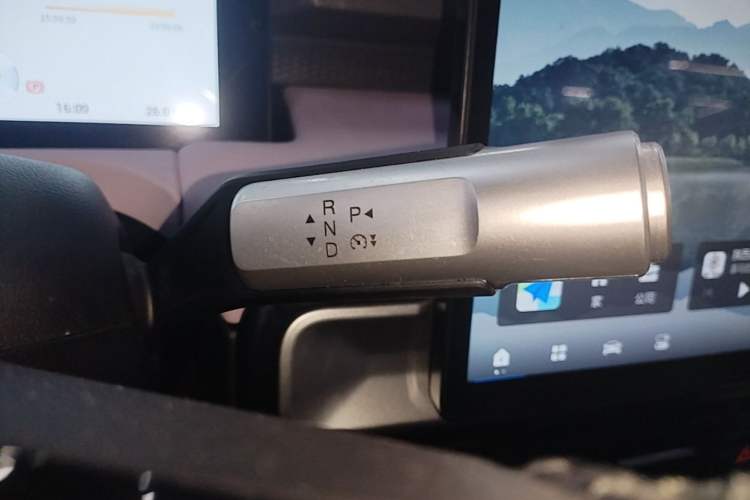Used AION Y 2022 Plus 70 Tech Edition Gear Lever