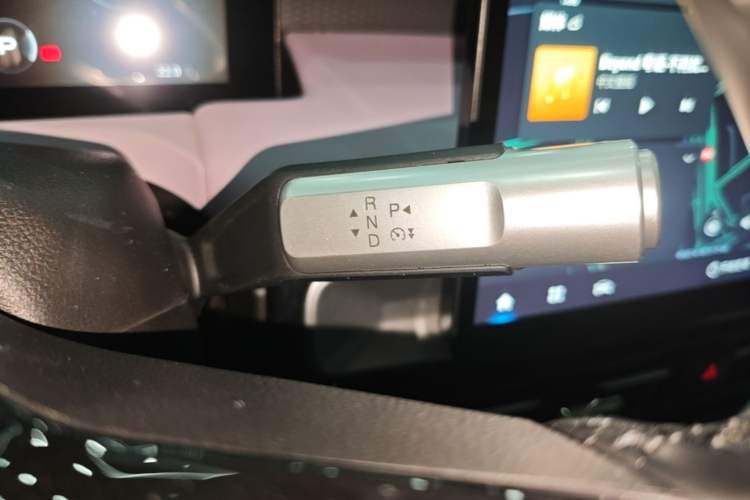 Used AION Y 2022 Plus 70 Tech Edition Gear Lever