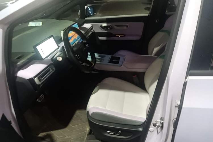 Used AION Y 2022 Plus 70 Tech Edition Left Front Seat