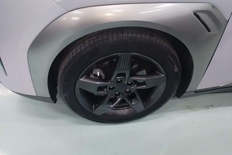 Used AION Y 2022 Plus 70 Tech Edition Left Front Wheel Hub
