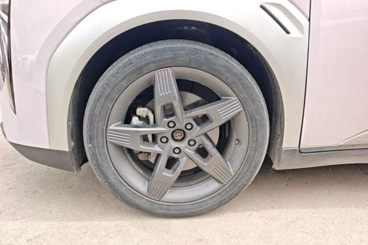 Used AION Y 2022 Plus 70 Tech Edition Left Front Wheel Hub
