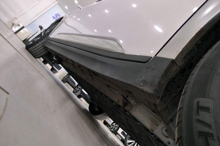 Used AION Y 2022 Plus 70 Smart Edition Right Side Sill