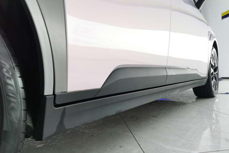 Used AION Y 2022 70 Tech Edition Lithium Iron Phosphate Right Side Sill