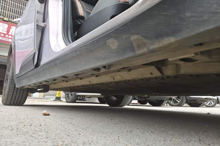 Used AION Y 2022 70 Intelligent Edition Lithium Iron Phosphate Right Side Sill