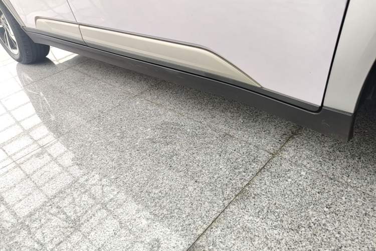 Used AION Y 2022 Plus 70 Smart Edition Right Side Sill