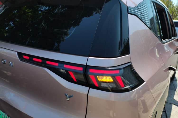 Used AION Y 2022 70 Intelligent Driving Version Lithium Iron Phosphate Right Rear Taillight