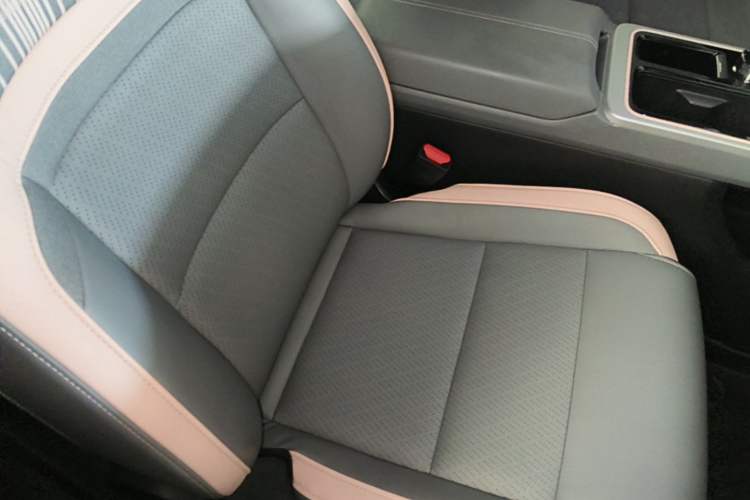 Used AION Y 2022 70 Intelligent Edition Lithium Iron Phosphate Right Front Seat
