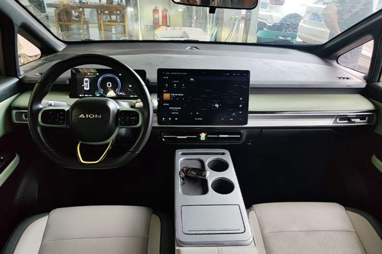 Used AION Y 2022 Plus 70 Smart Edition Center Console