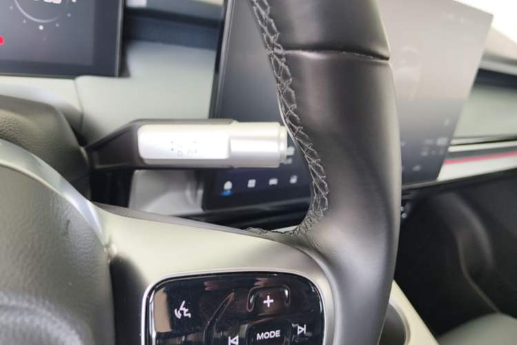 Used AION Y 2022 Plus 70 Executive Edition Gear Lever
