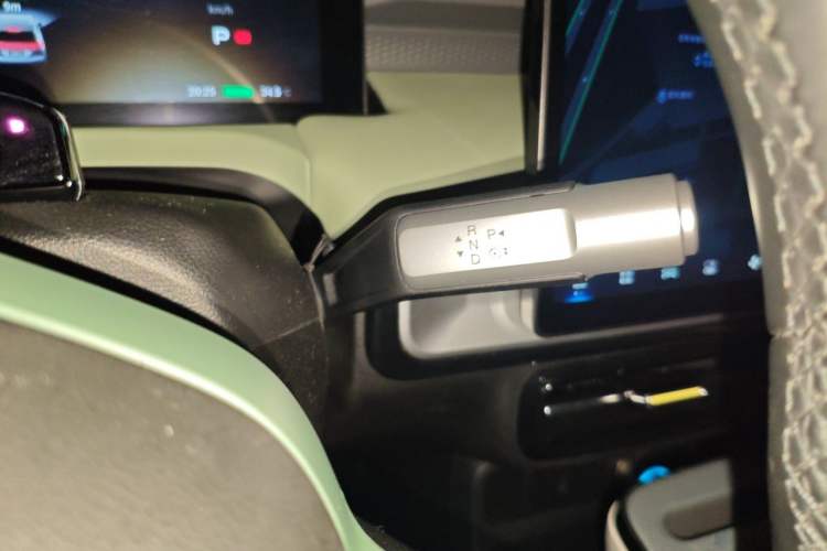 Used AION Y 2022 Plus 70 Tech Edition Gear Lever