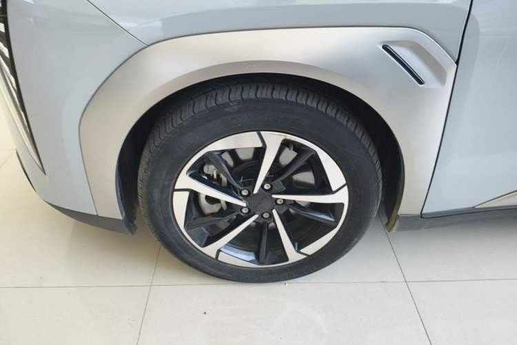 Used AION Y 2022 Plus 70 Executive Edition Left Front Wheel Hub