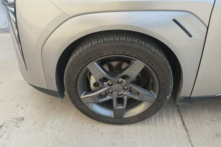 Used AION Y 2022 Plus 70 Tech Edition Left Front Wheel Hub
