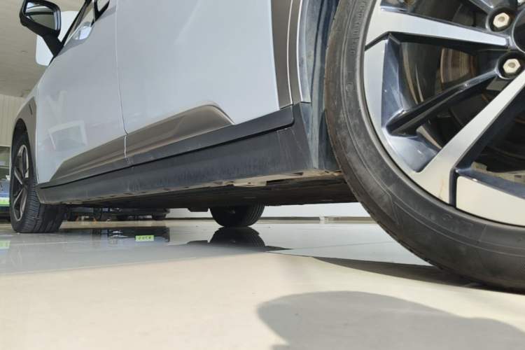 Used AION Y 2022 Plus 70 Executive Edition Left Side Sill