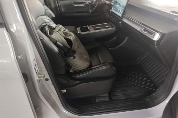 Used AION Y 2022 Plus 70 Enjoy Edition Right Front Seat