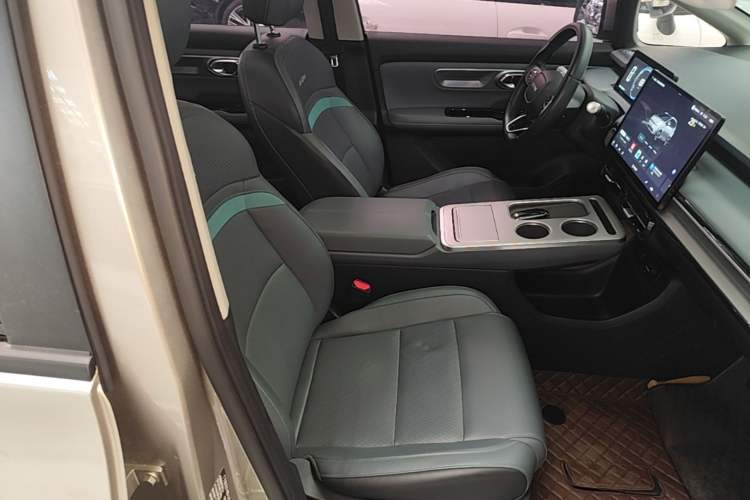 Used AION Y 2022 Plus 70 Smart Edition Right Front Seat