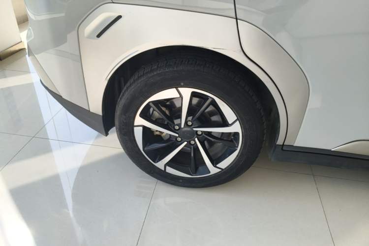 Used AION Y 2022 Plus 70 Executive Edition Right Rear Wheel Hub
